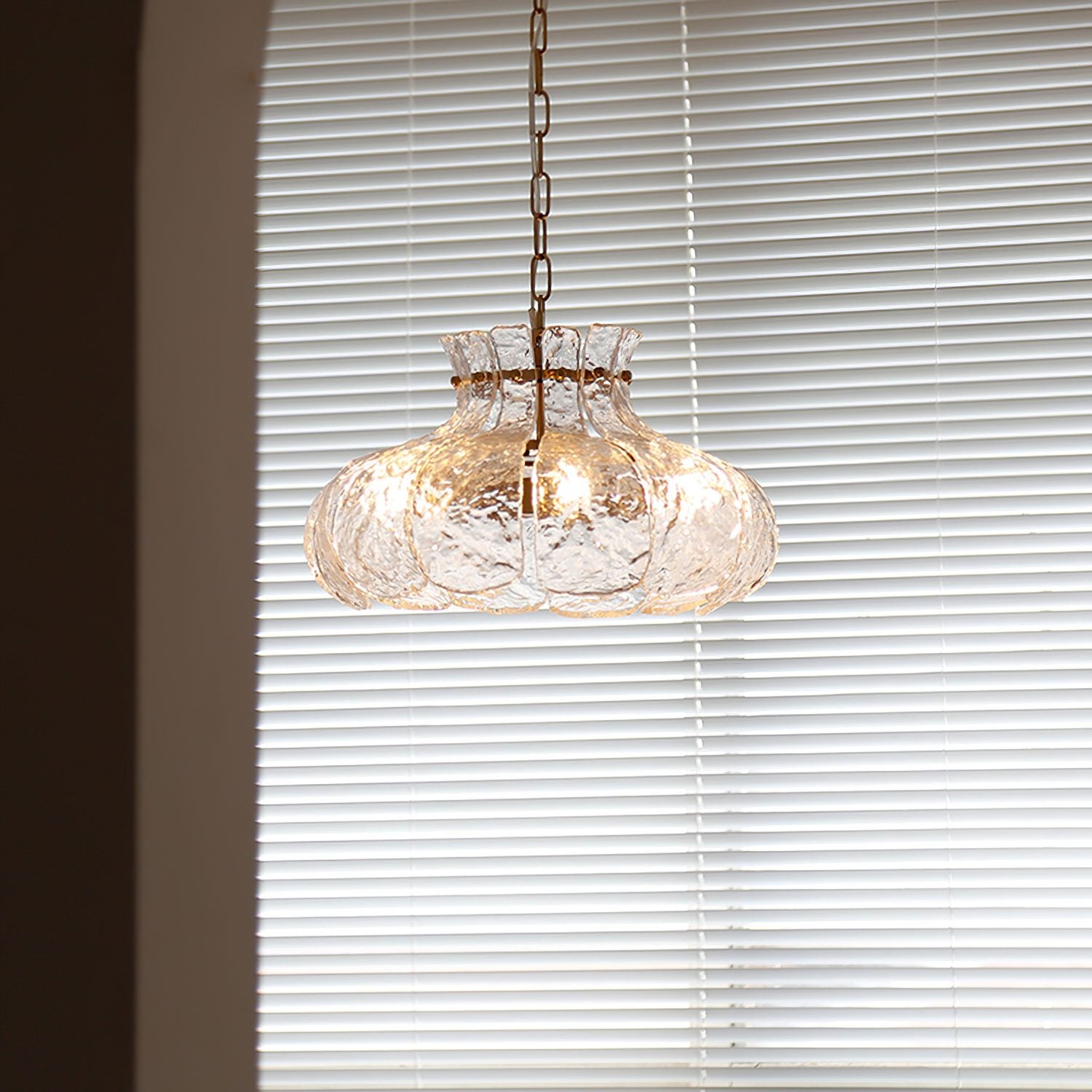 modern-french-style-garlic-glass-pendant-light-with-gold-metal-base-for-dining-rooms