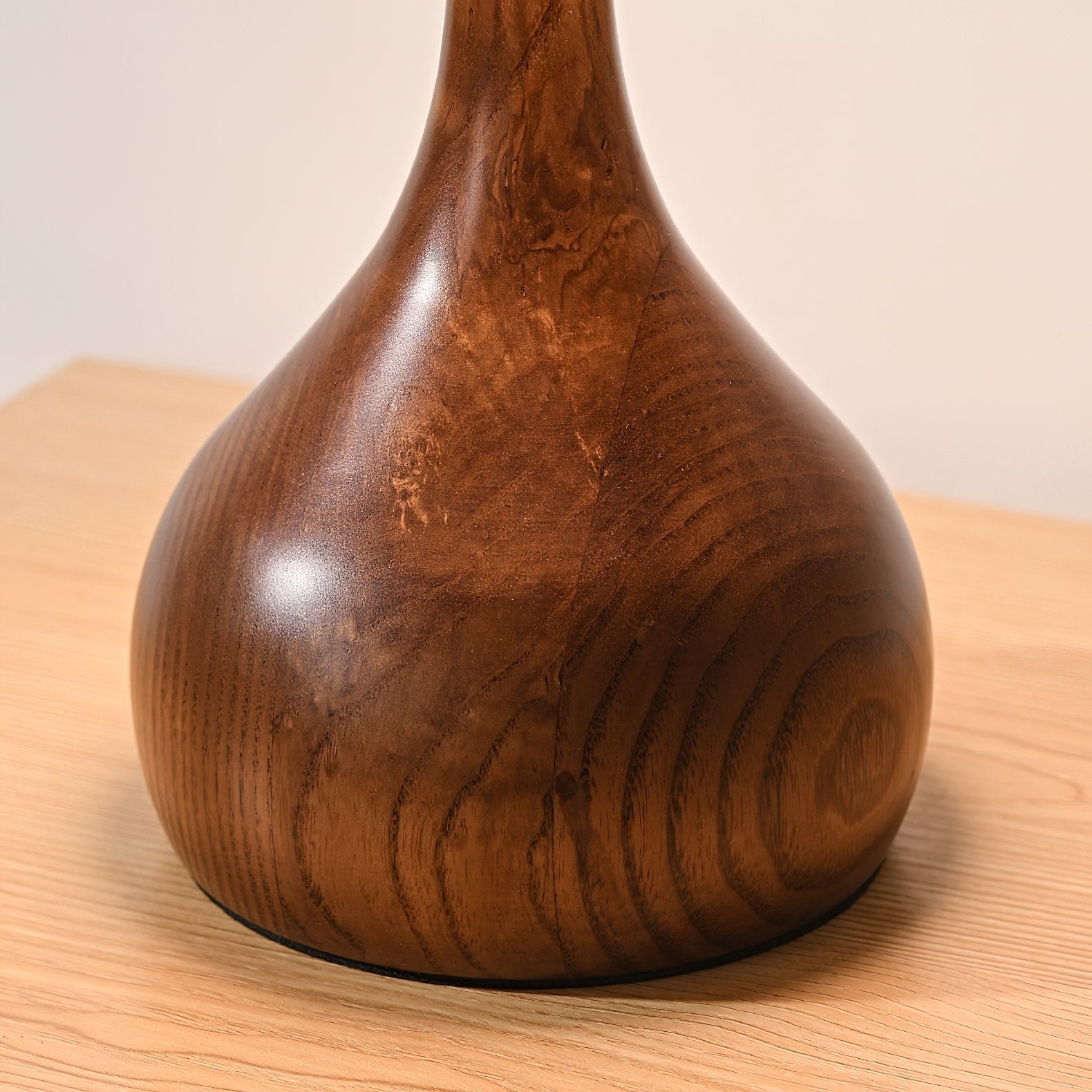 vintage-style-brass-and-walnut-wood-table-lamp-with-cognac-glass-shade