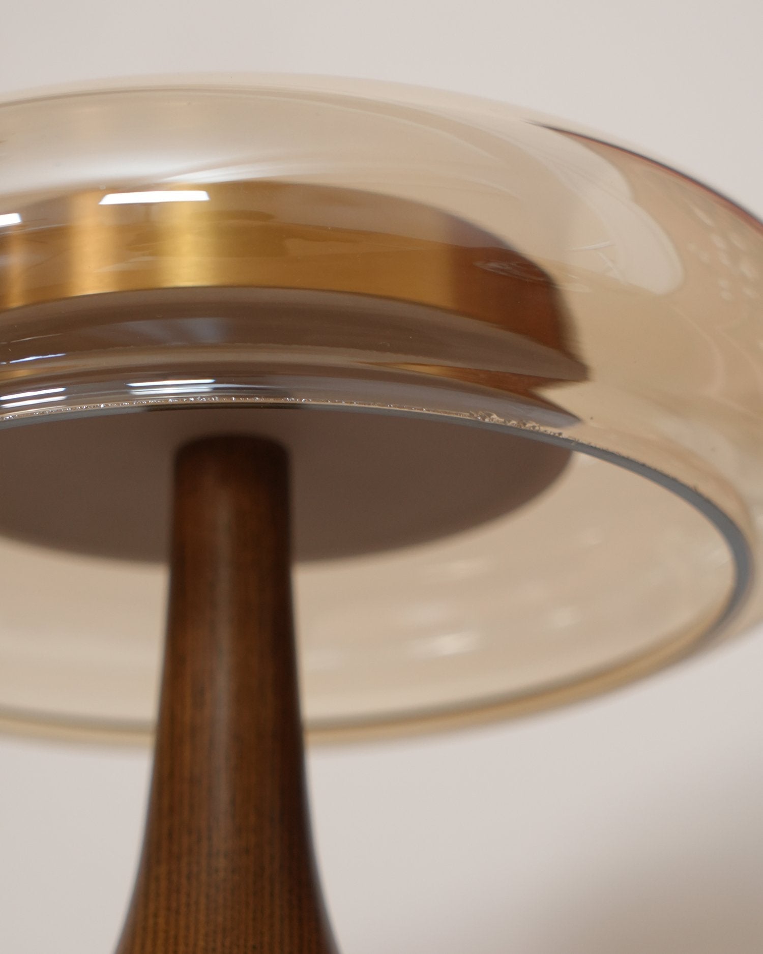 vintage-style-brass-and-walnut-wood-table-lamp-with-cognac-glass-shade