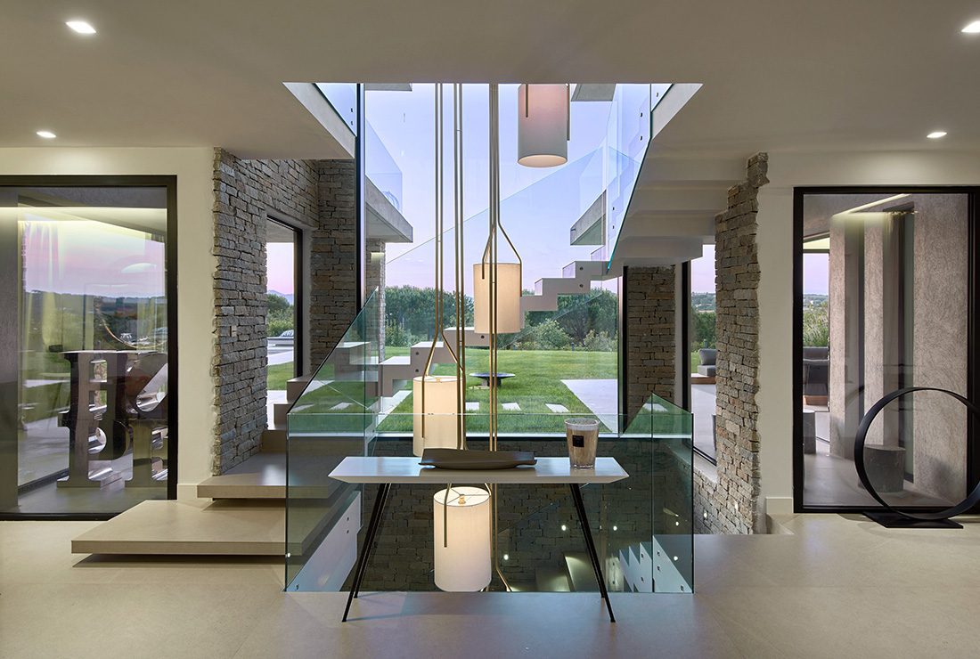 arborescence-modern-minimalist-brass-pendant-lamp-with-sophisticated-white-linen-shade