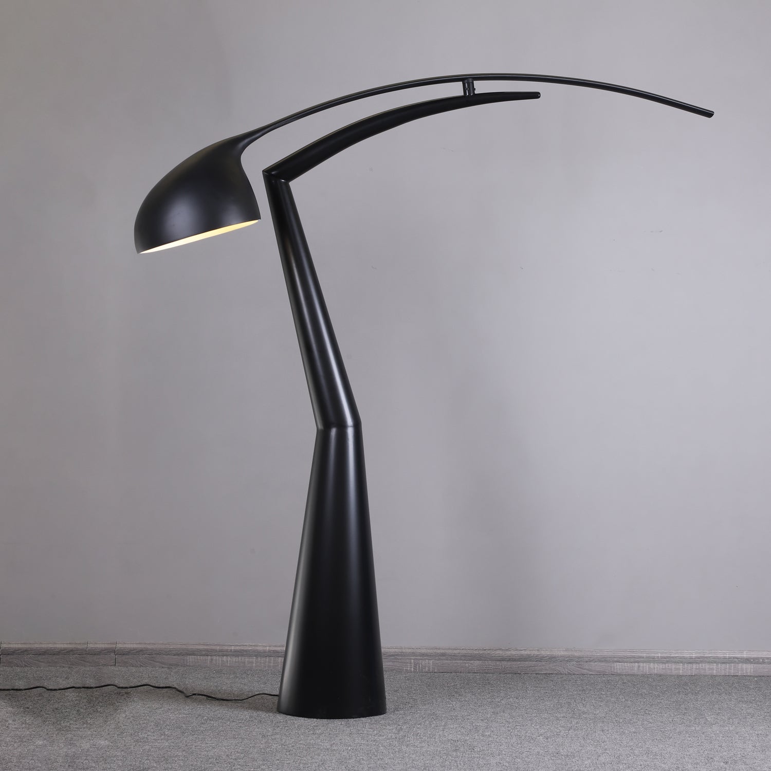 contemporary-sculptural-arc-floor-lamp-in-matte-black-for-modern-living-rooms