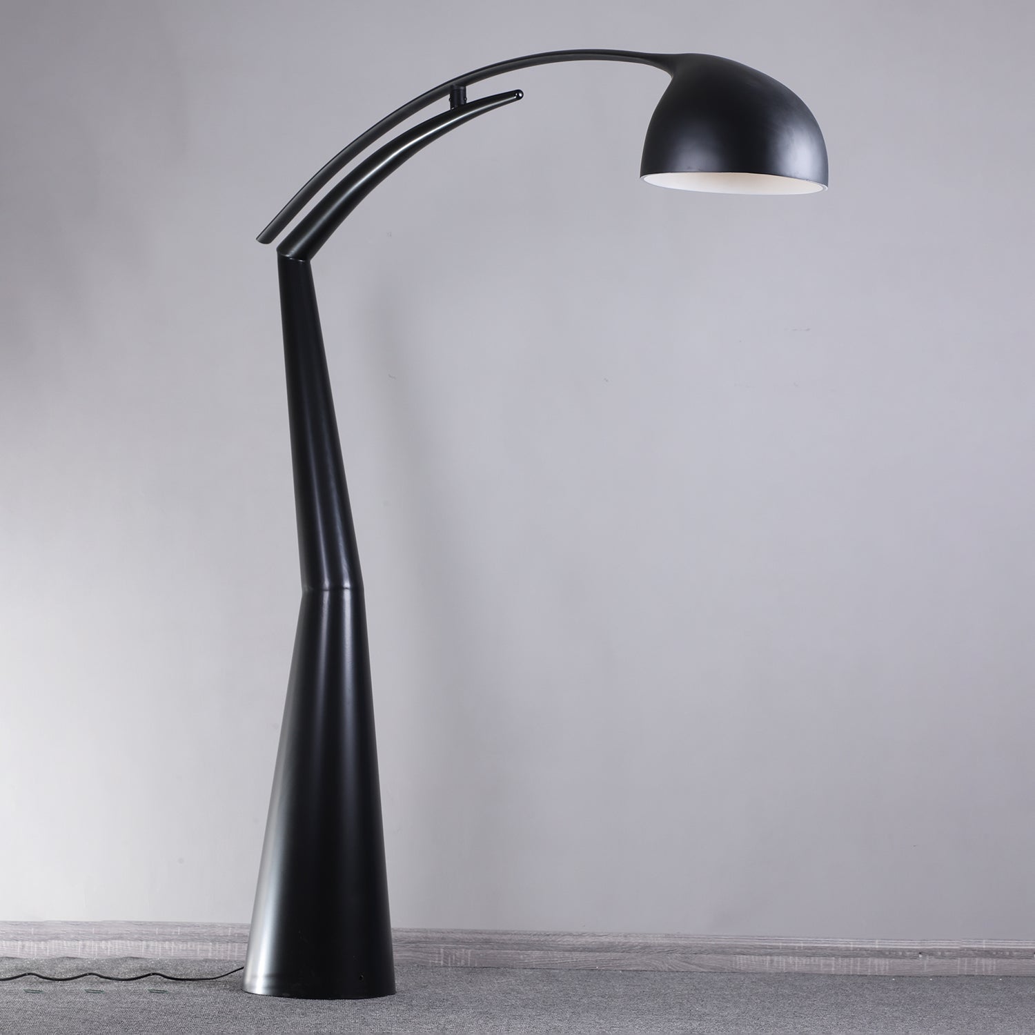 contemporary-sculptural-arc-floor-lamp-in-matte-black-for-modern-living-rooms