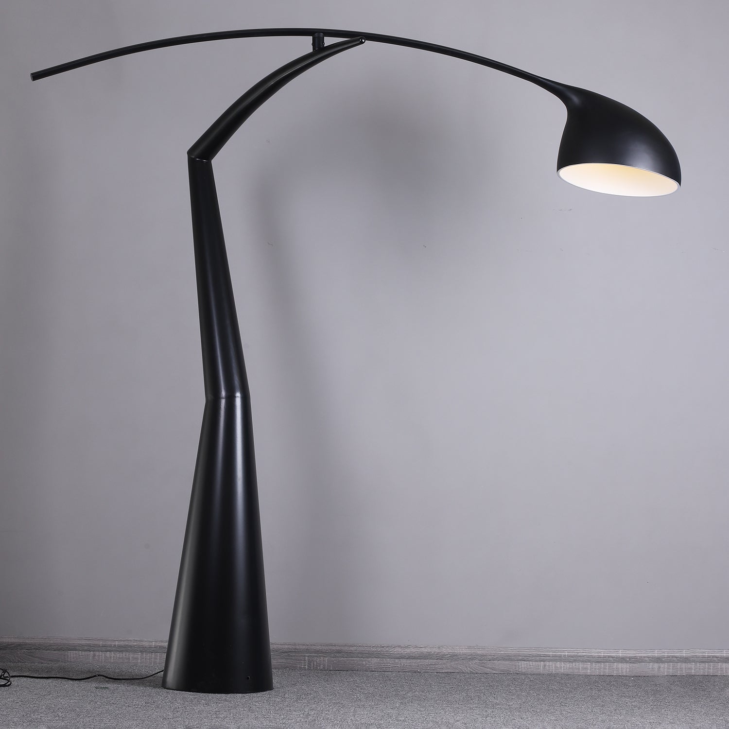 contemporary-sculptural-arc-floor-lamp-in-matte-black-for-modern-living-rooms
