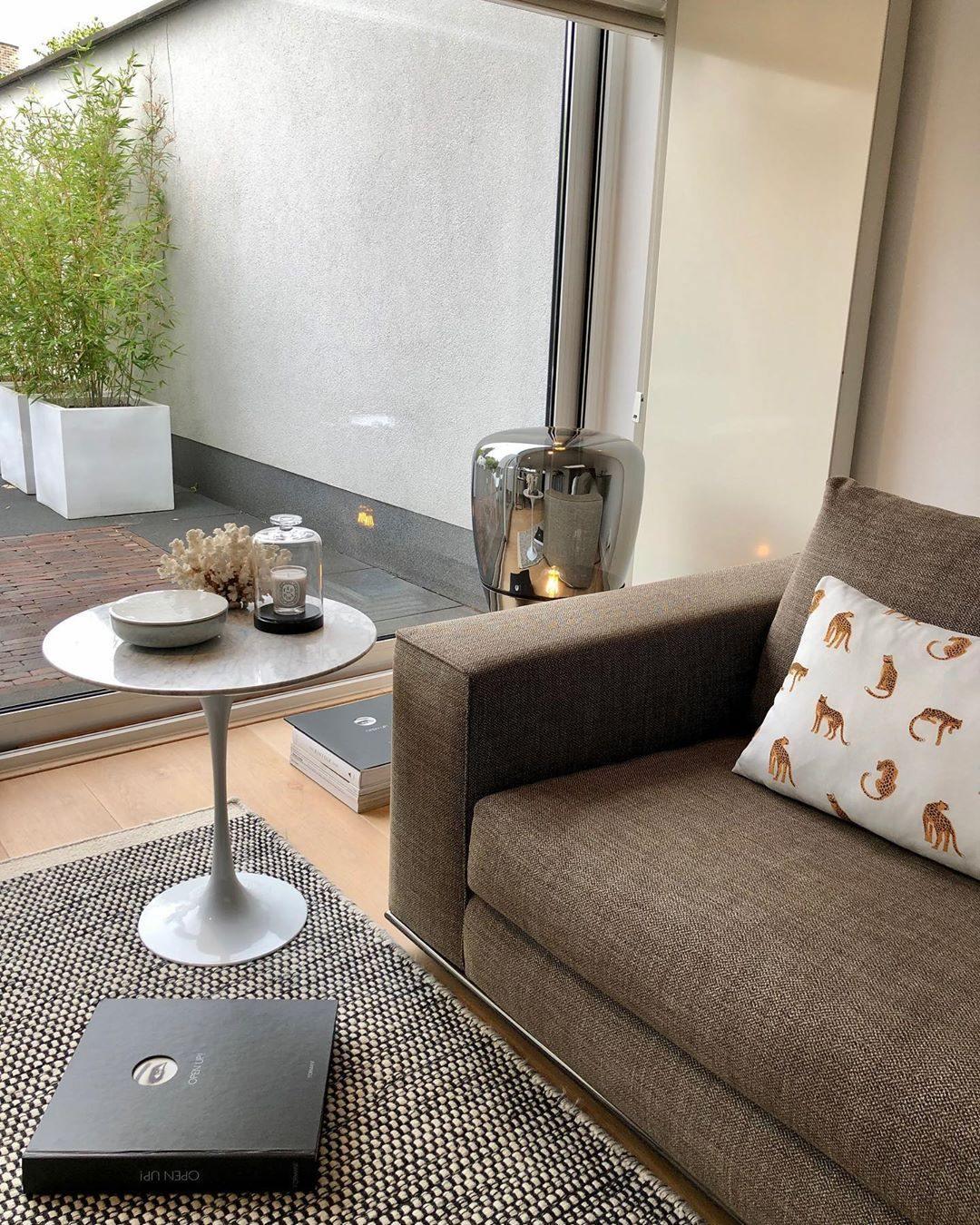 modern-hand-blown-glass-balloon-table-lamp-with-internal-reflector-for-ambient-living-spaces