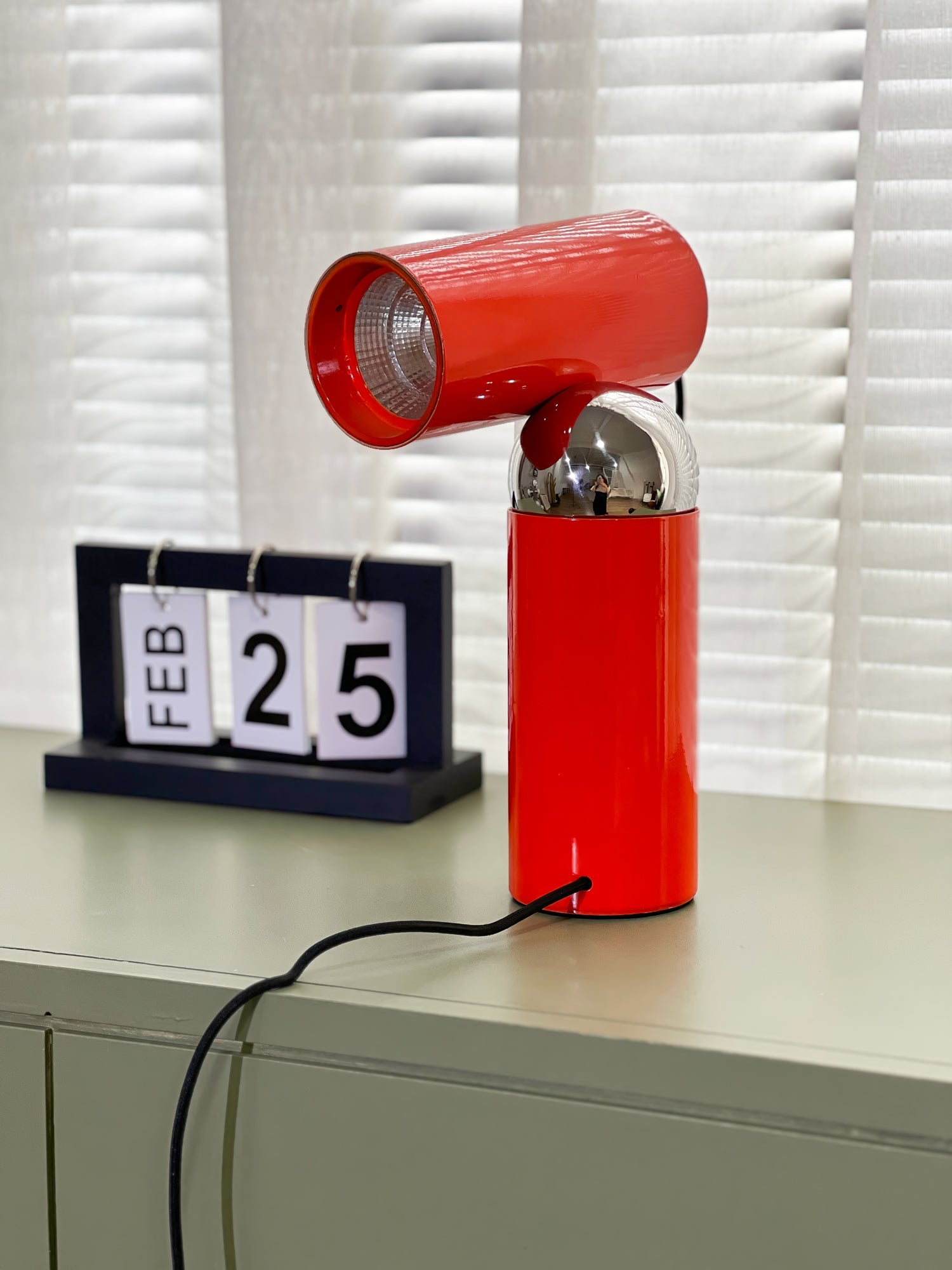 Modern Beam Task Table Lamp with Rotatable Magnetic Ball Joint for Office