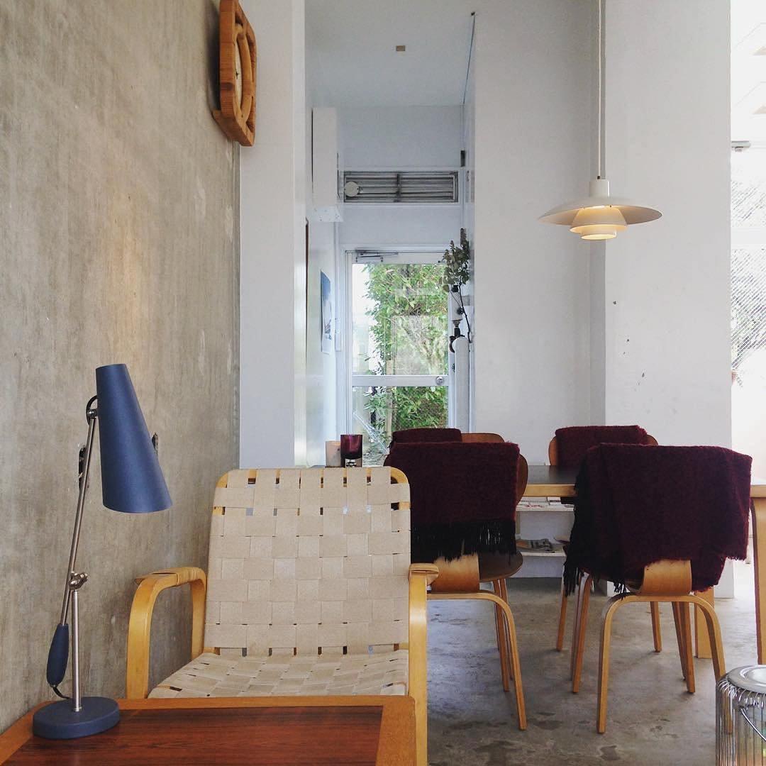 modern-birdy-table-lamp-with-adjustable-arm-and-minimalist-steel-design