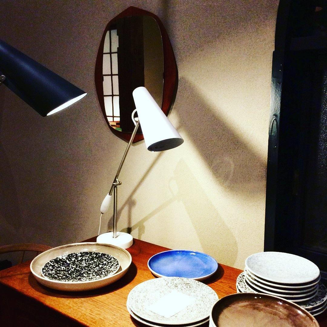 modern-birdy-table-lamp-with-adjustable-arm-and-minimalist-steel-design