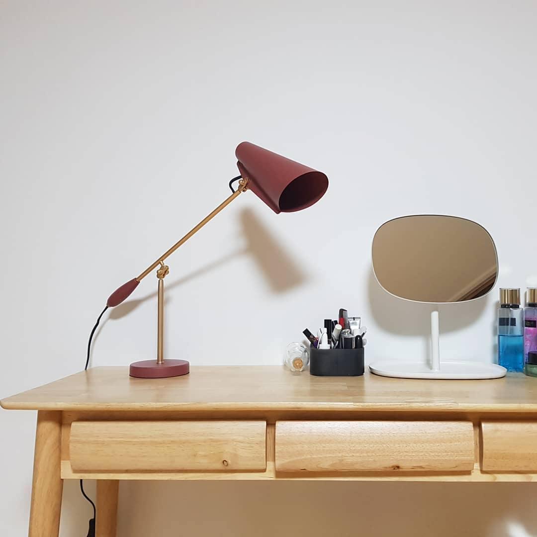 modern-birdy-table-lamp-with-adjustable-arm-and-minimalist-steel-design