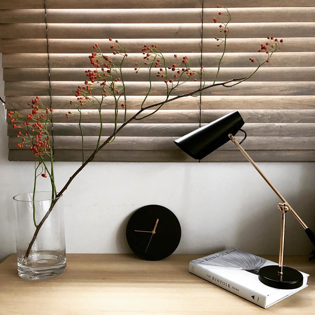 modern-birdy-table-lamp-with-adjustable-arm-and-minimalist-steel-design