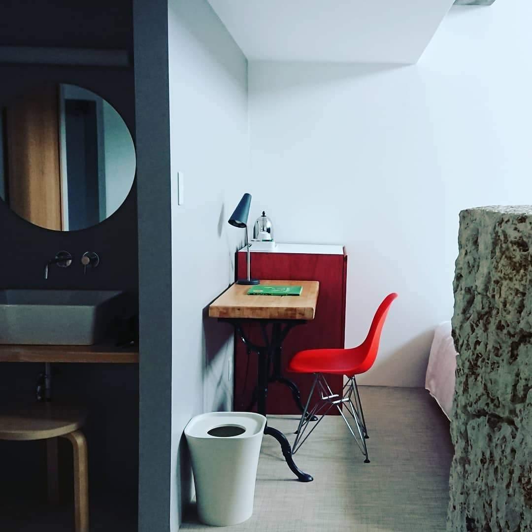 modern-birdy-table-lamp-with-adjustable-arm-and-minimalist-steel-design