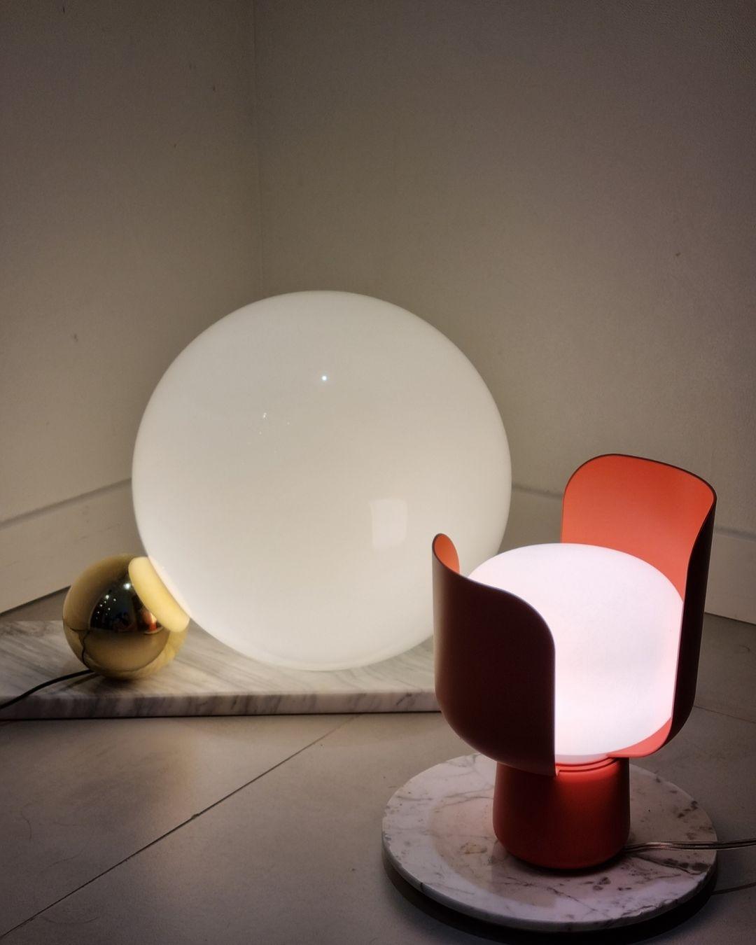 Modern Flower Petal Adjustable Accent Table Lamp for Bedroom and Living Room