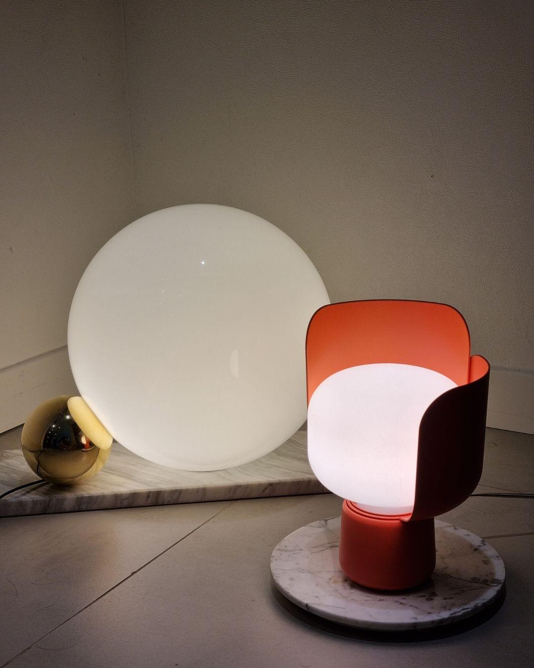 Modern Flower Petal Adjustable Accent Table Lamp for Bedroom and Living Room