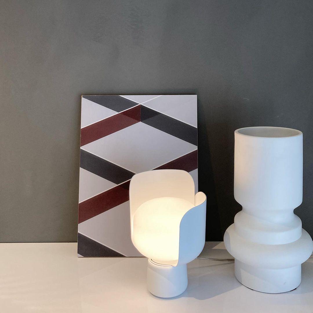 Modern Flower Petal Adjustable Accent Table Lamp for Bedroom and Living Room