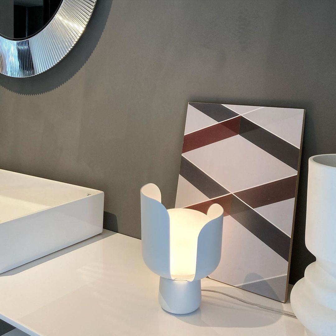 Modern Flower Petal Adjustable Accent Table Lamp for Bedroom and Living Room