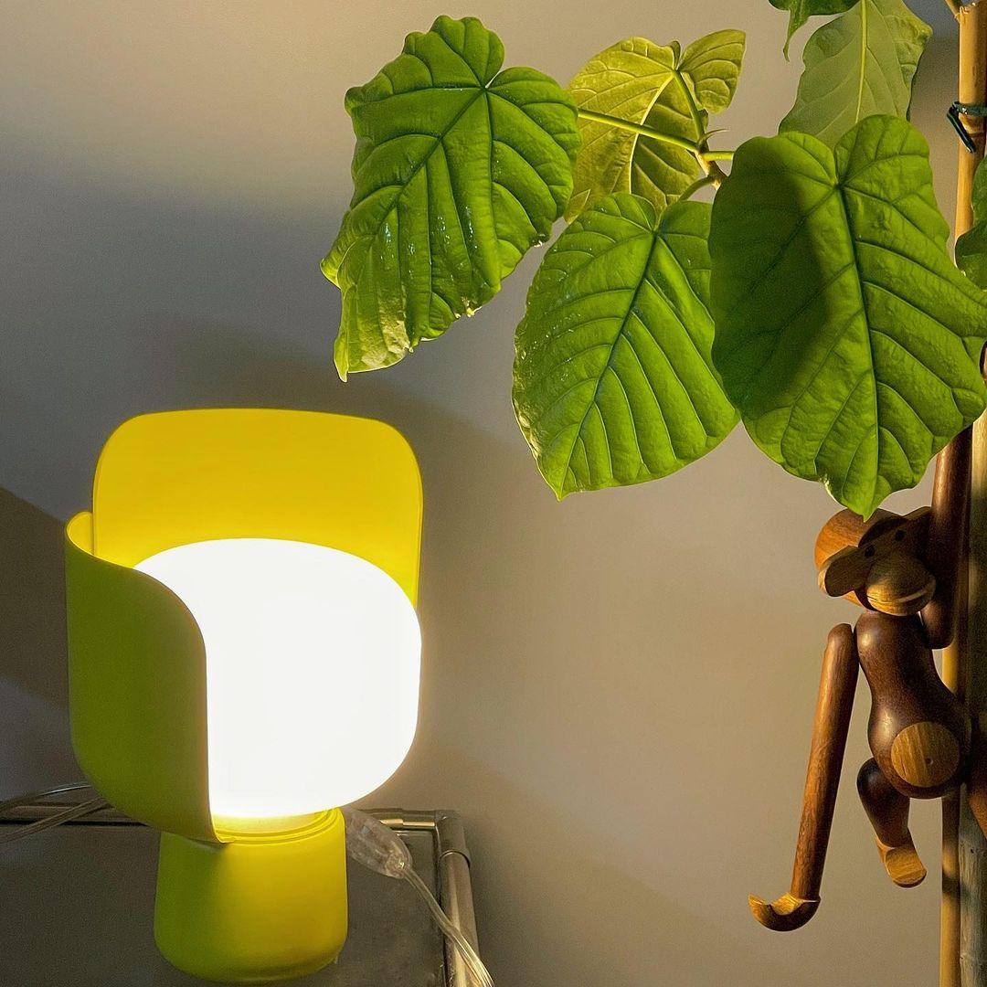 Modern Flower Petal Adjustable Accent Table Lamp for Bedroom and Living Room