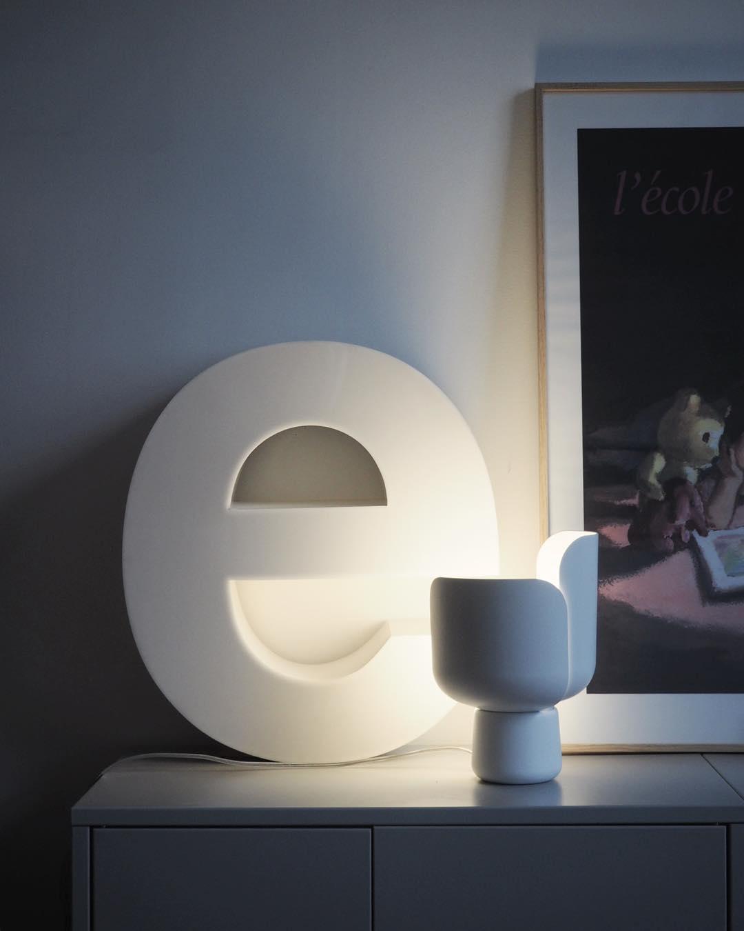 Modern Flower Petal Adjustable Accent Table Lamp for Bedroom and Living Room