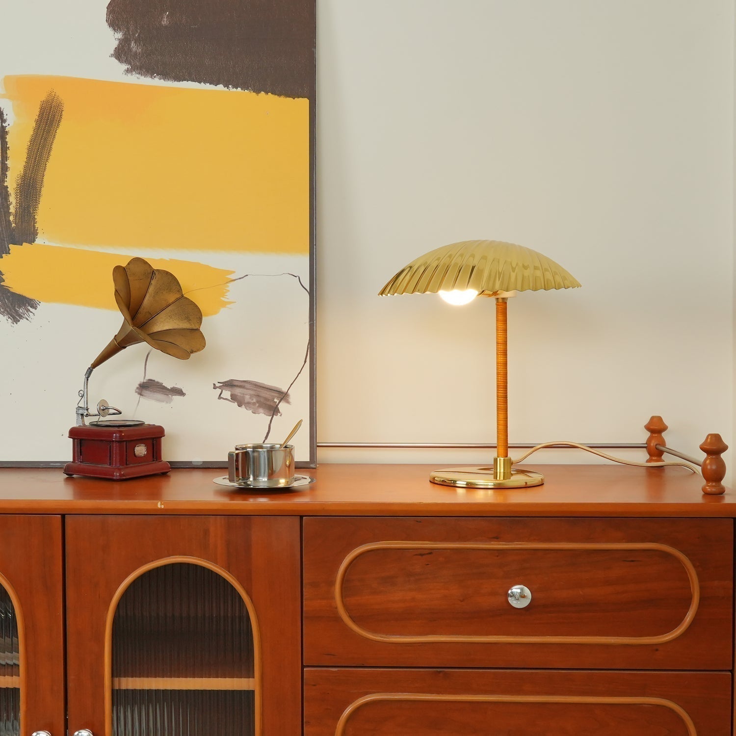 Sculptural Mid Century Modern Brass Shell Table Lamp for Bedside and Desk Lighting