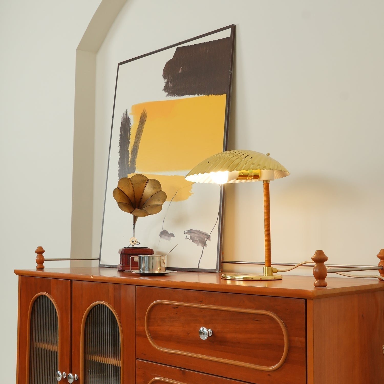 Sculptural Mid Century Modern Brass Shell Table Lamp for Bedside and Desk Lighting
