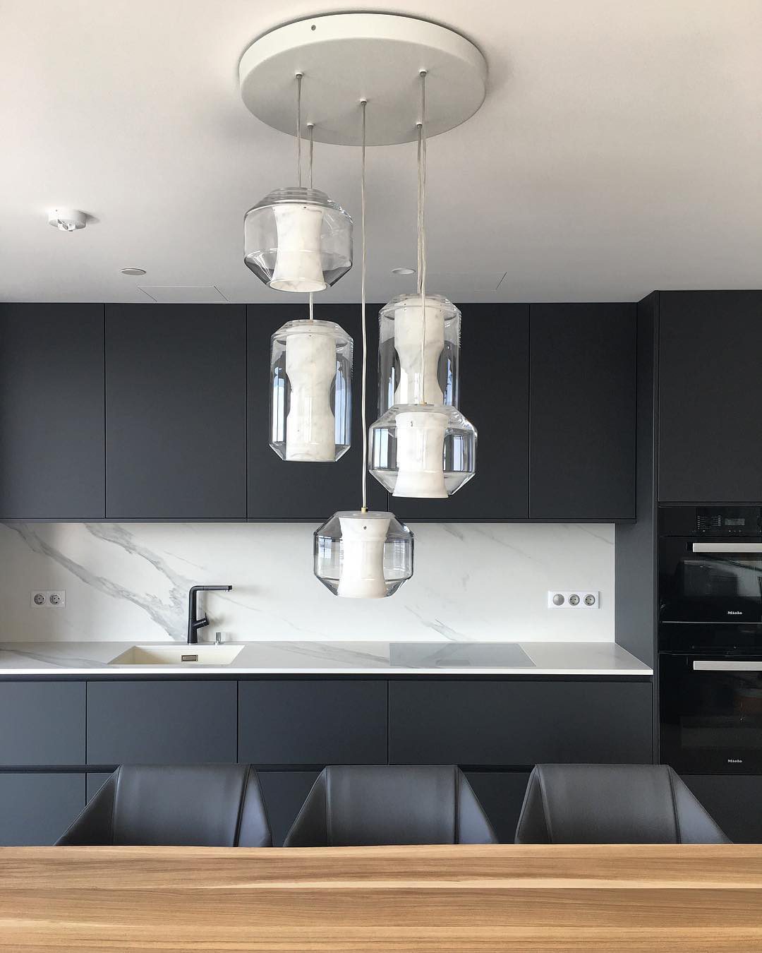 carrara-marble-and-clear-lead-crystal-chamber-pendant-lamp-with-white-marble-diffuser