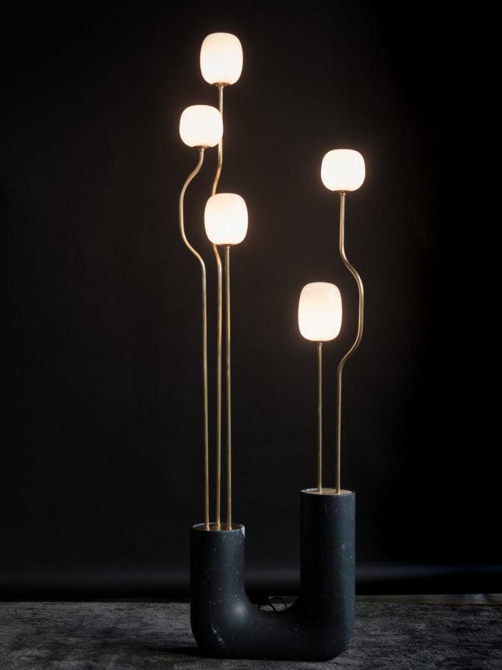 modern-comet-sculptural-floor-lamp-with-resin-and-metal-details-for-interior-lighting
