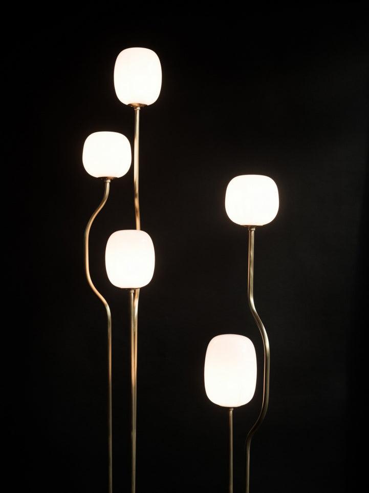 modern-comet-sculptural-floor-lamp-with-resin-and-metal-details-for-interior-lighting