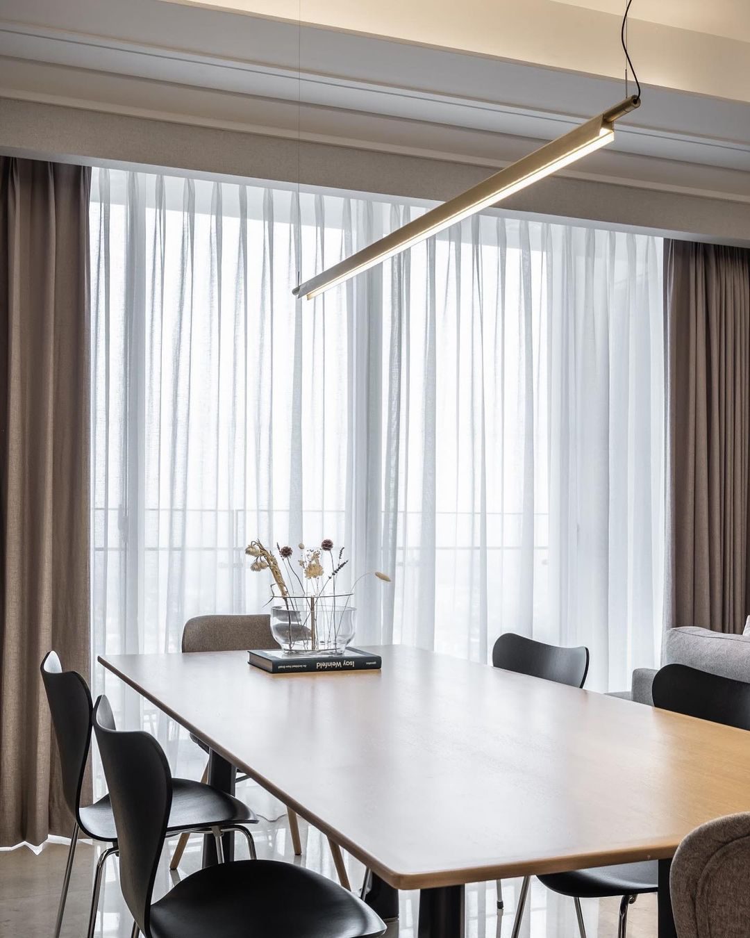 modern-minimalist-linear-led-pendant-light-adjustable-reflector-suspension-lamp