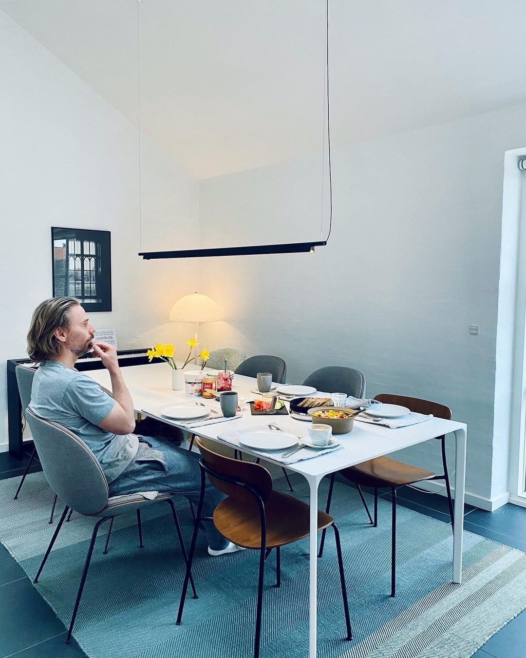 modern-minimalist-linear-led-pendant-light-adjustable-reflector-suspension-lamp