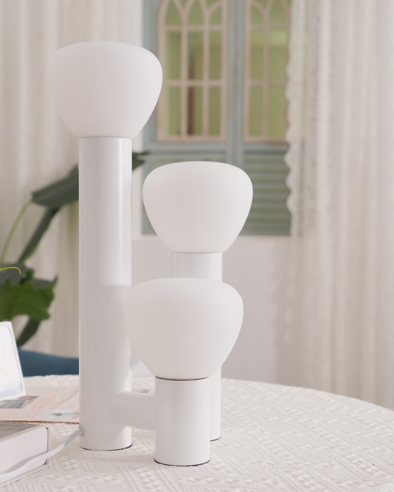 kienney-modern-metal-and-glass-table-lamp-for-living-room-and-bedroom-ambient-flashlight-style-desk-light