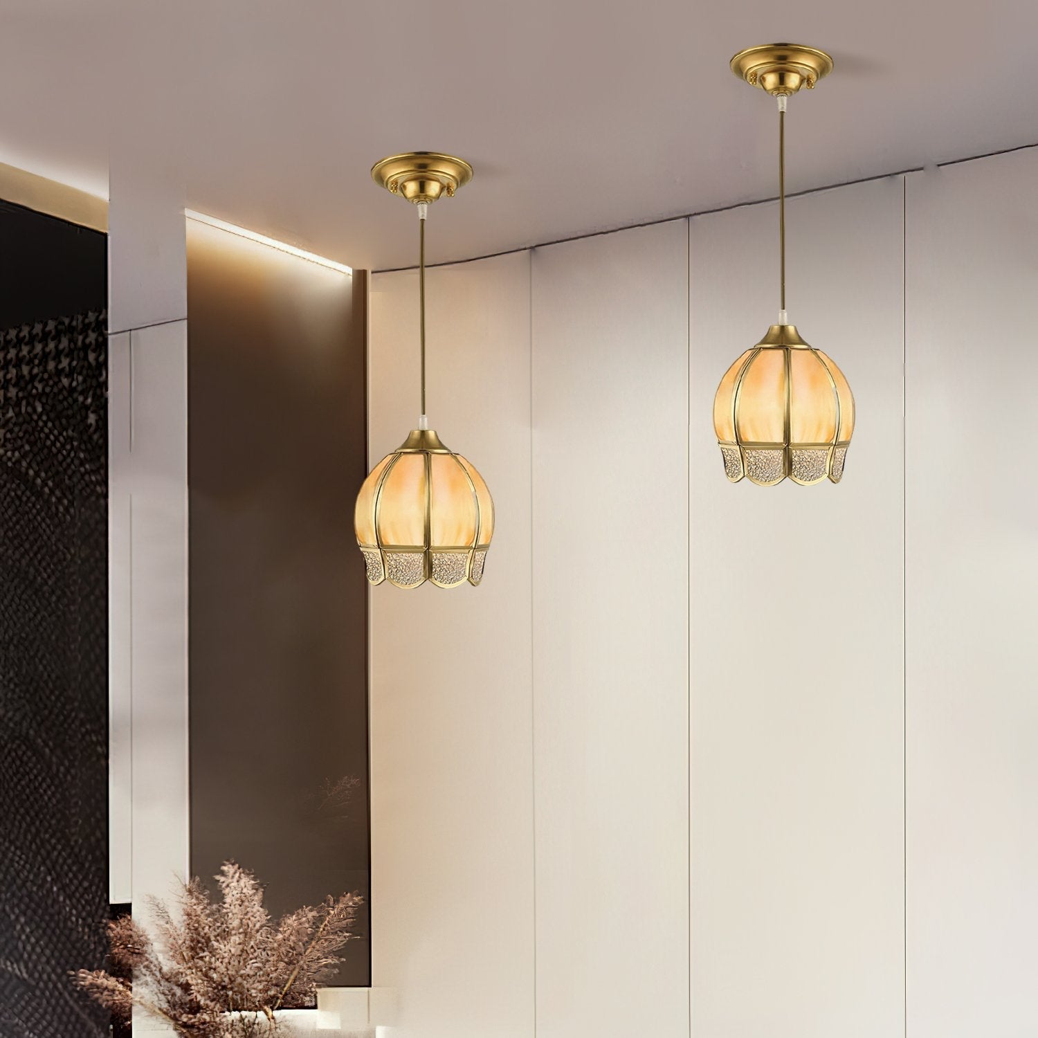 antique-style-flower-shaped-brass-pendant-light-with-gold-corrugated-glass-shade