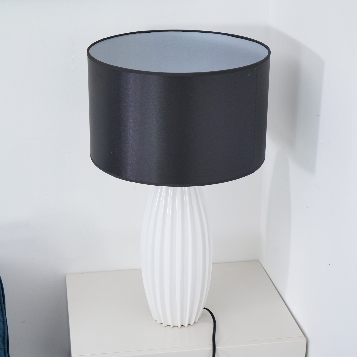Elegant Fluted Ceramic Table Lamp with Linen Shade and Ribbed Body for Modern Nightstands