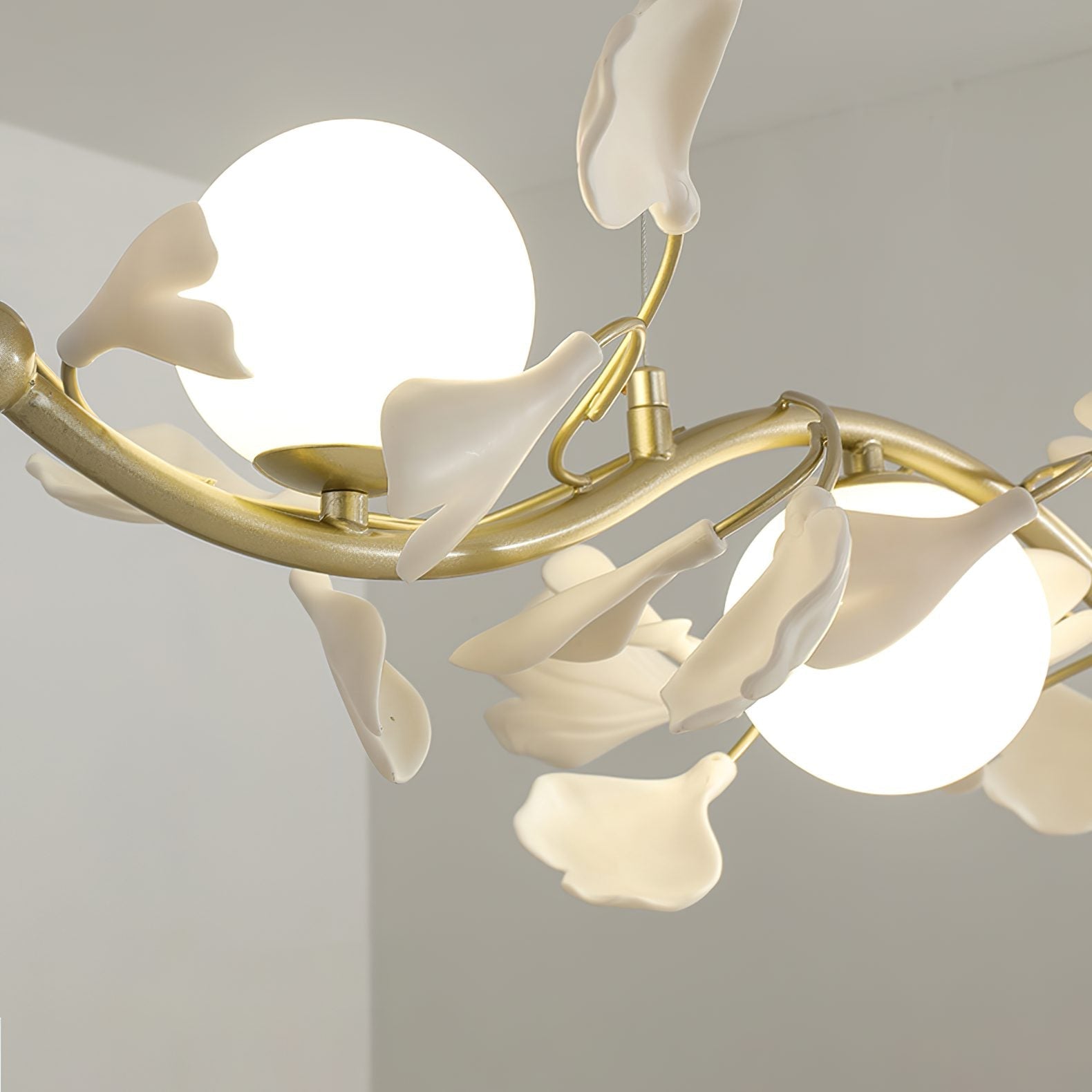 luxury-ginkgo-leaf-linear-chandelier-gold-metal-bar-light-with-white-ceramic-petal-shades