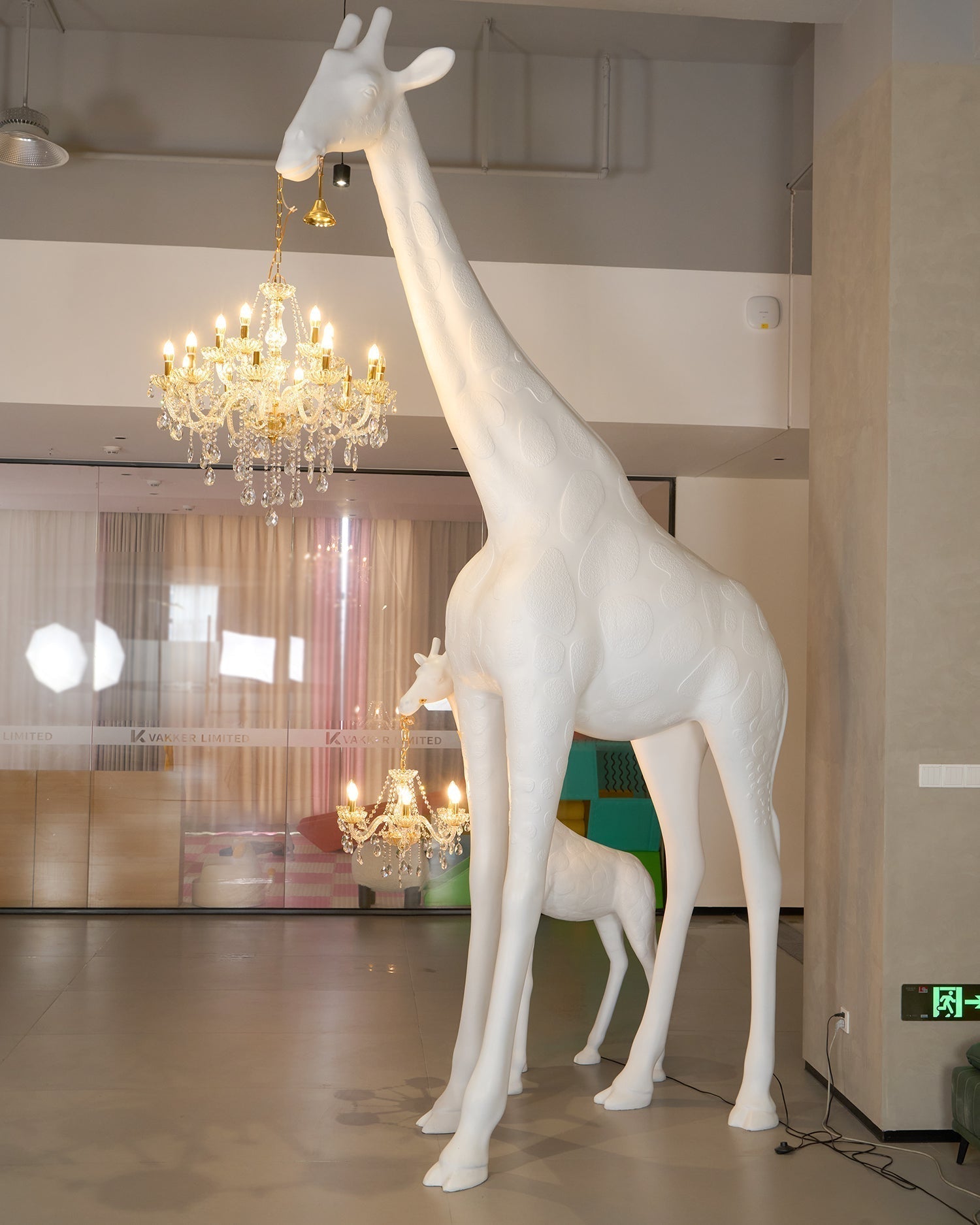 giraffe-sculpture-floor-lamp-with-crystal-chandelier-luxury-animal-floor-light