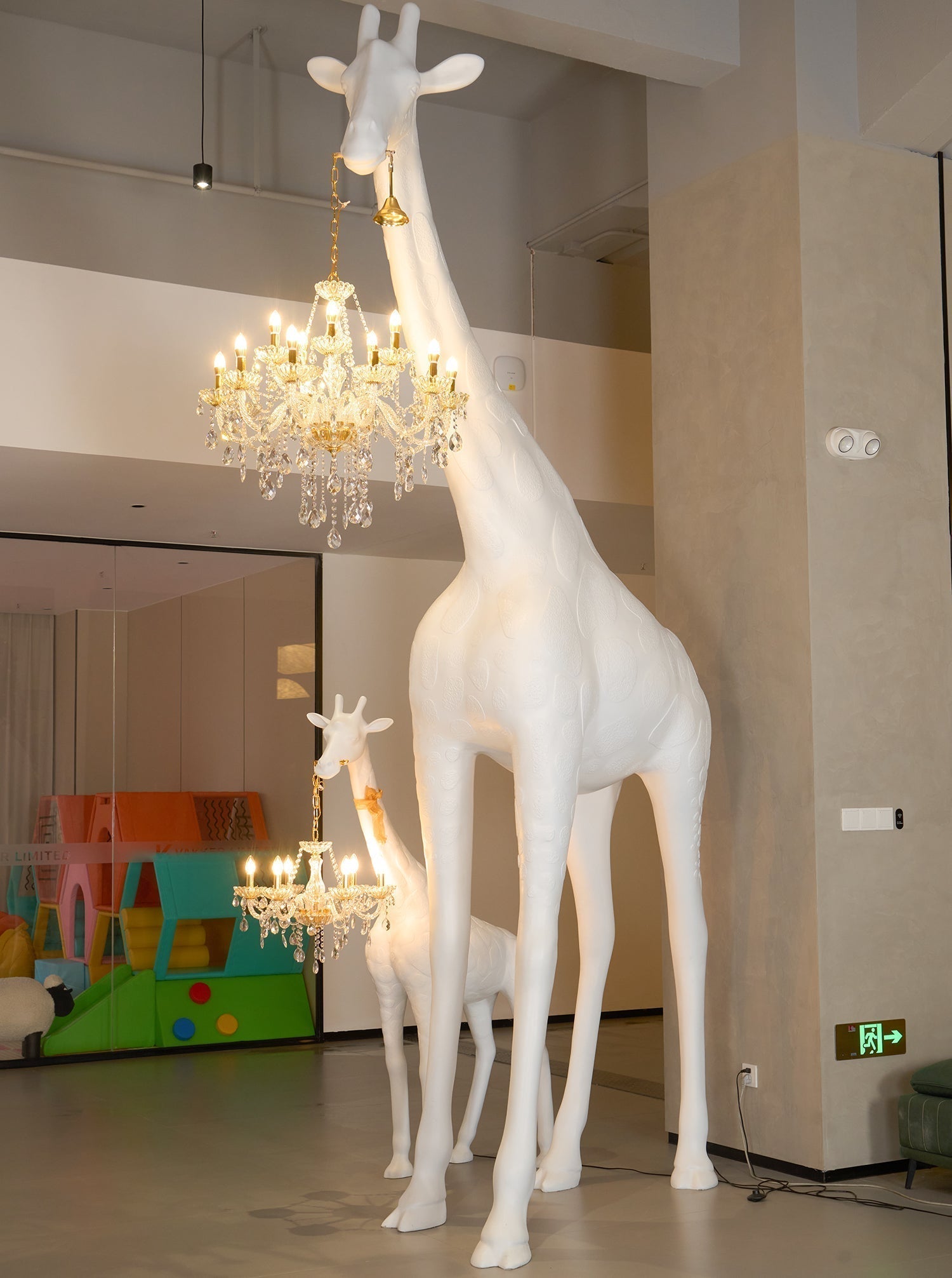 giraffe-sculpture-floor-lamp-with-crystal-chandelier-luxury-animal-floor-light