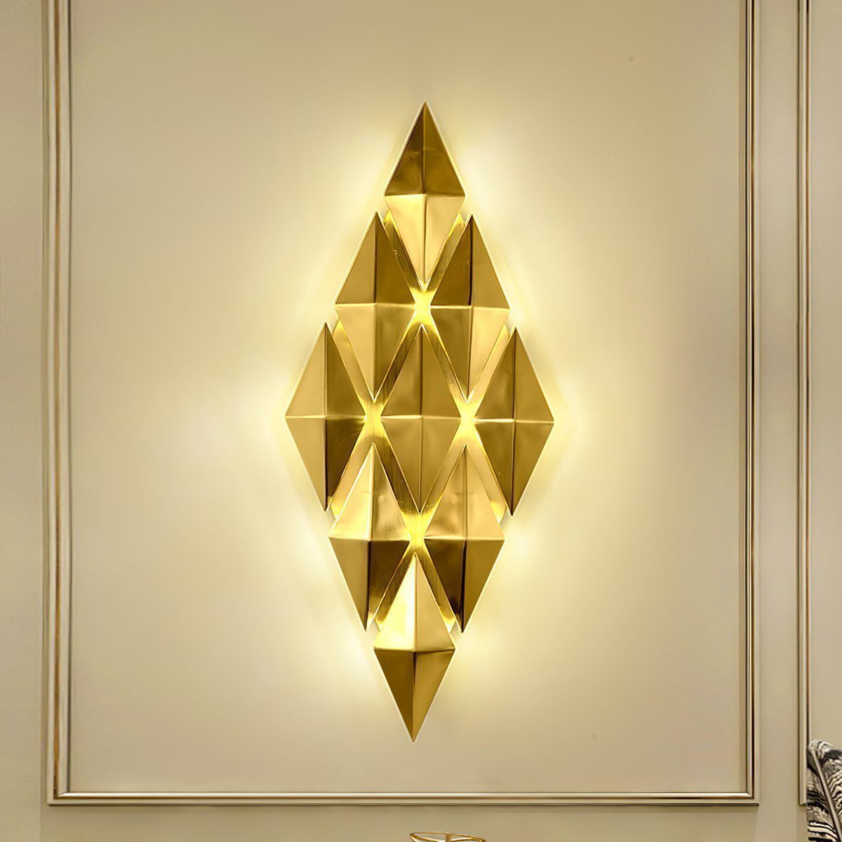 modern-golden-honeycomb-led-wall-sconce-with-gold-finish-geometric-design-for-luxury-interior-decor