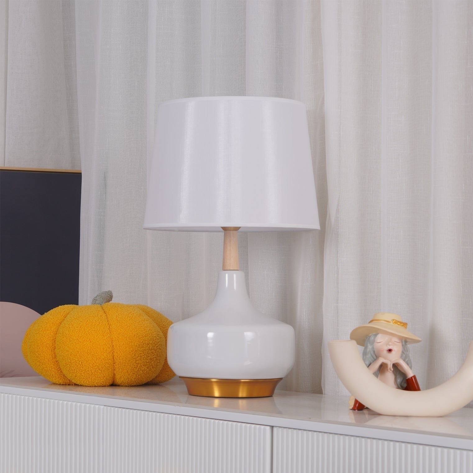 Modern White Hilo Resin Wood Table Lamp for Minimalist Bedside Lighting