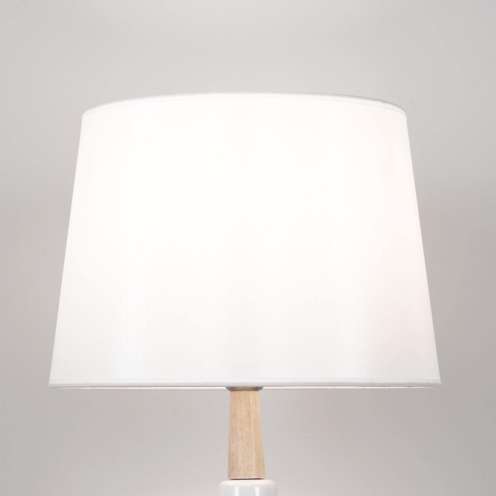 Modern White Hilo Resin Wood Table Lamp for Minimalist Bedside Lighting