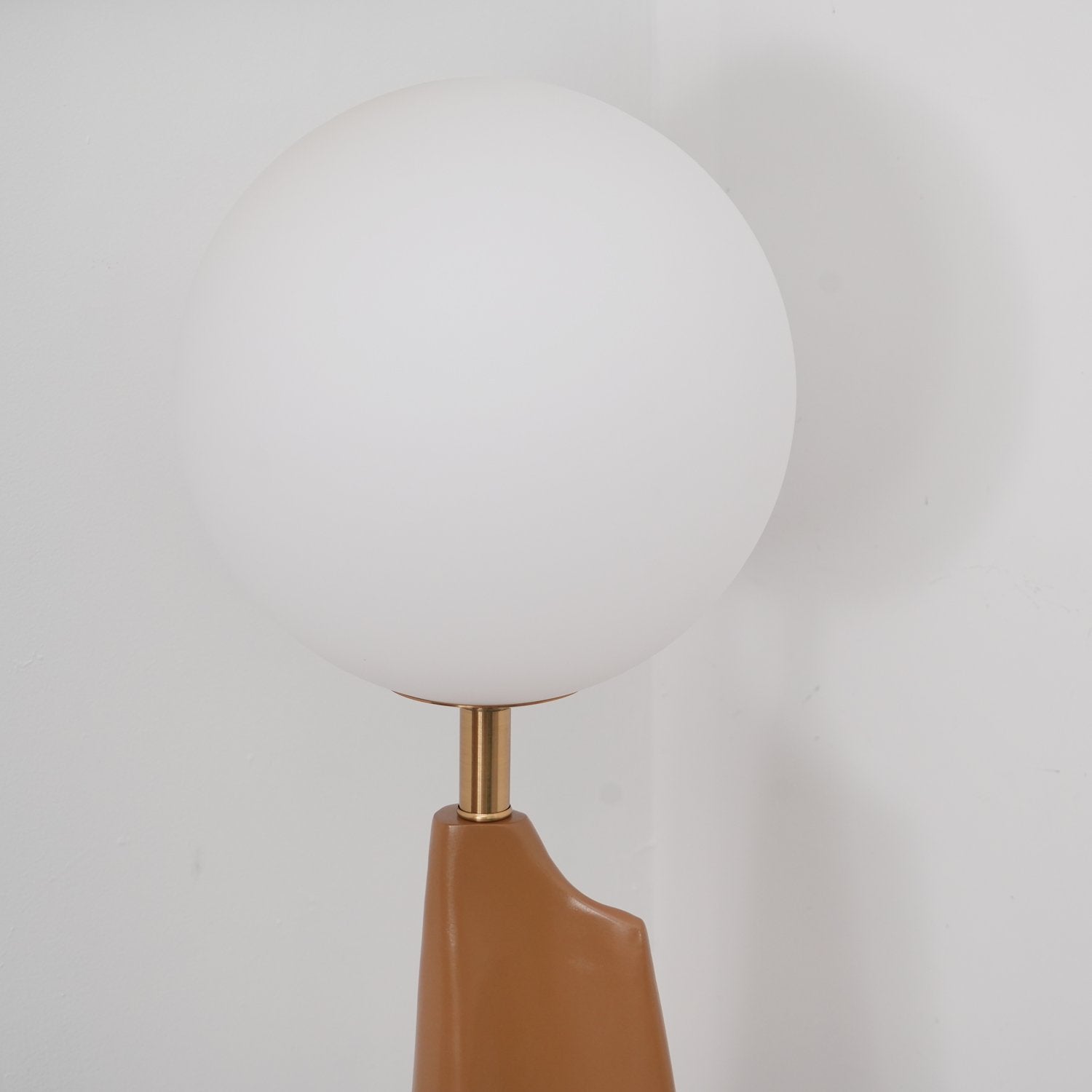 modern-blown-glass-floor-lamp-with-resin-base-and-opaline-diffuser-in-brown