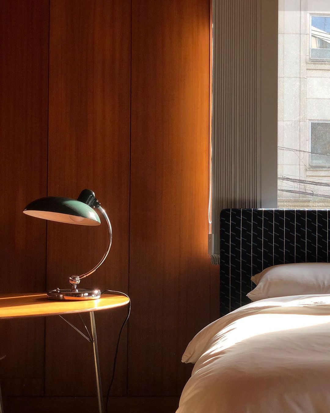 modern-bauhaus-style-metal-table-lamp-elegant-geometric-desk-light-for-office