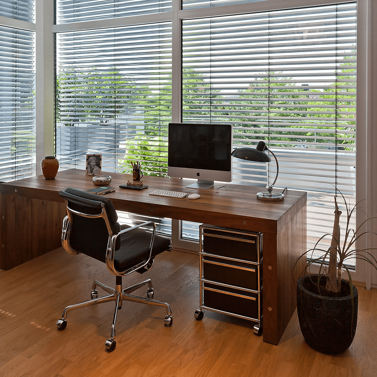 modern-bauhaus-style-metal-table-lamp-elegant-geometric-desk-light-for-office