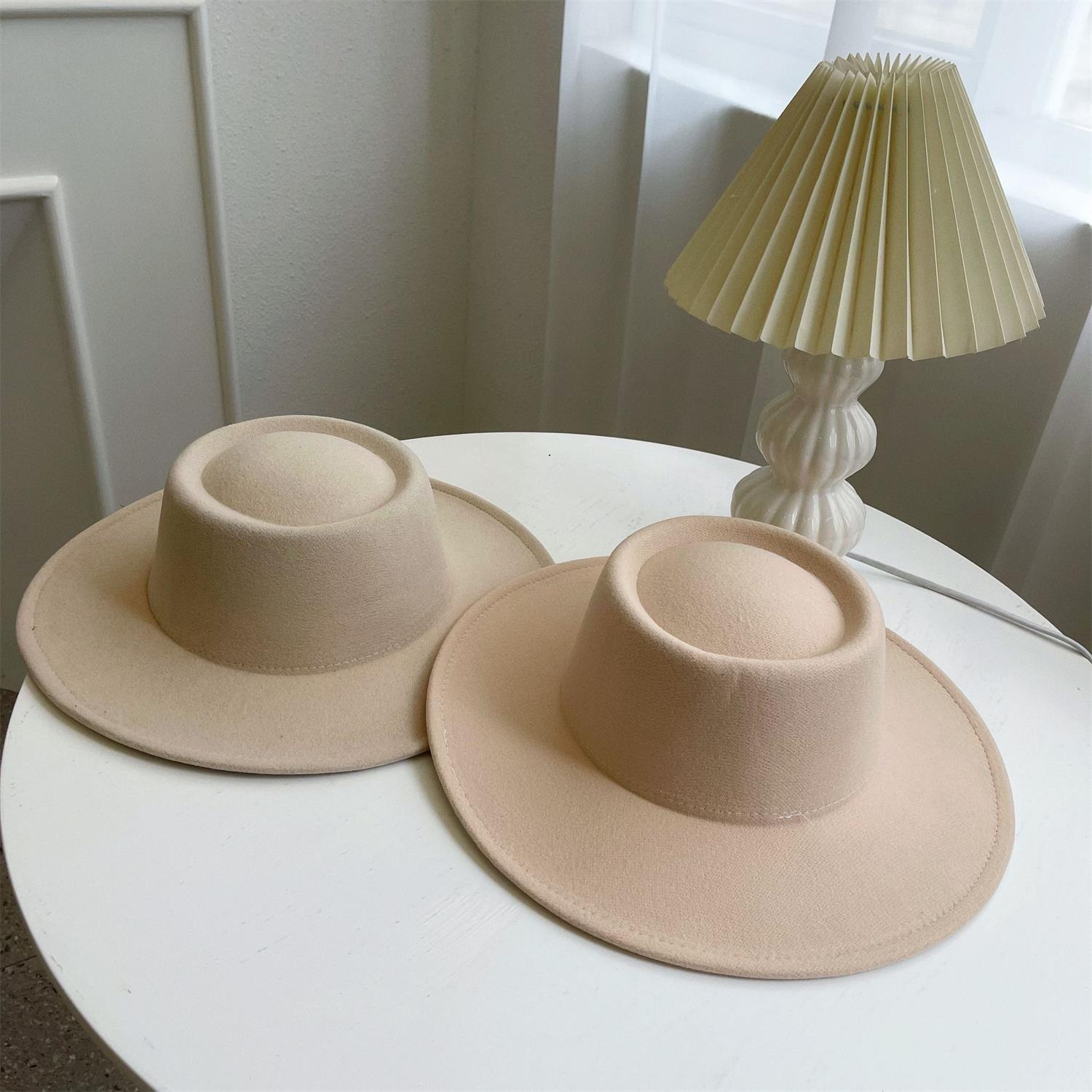 Modern Ribbed Ceramic Gourd Table Lamp White Gloss Desk Light with Linen Shade