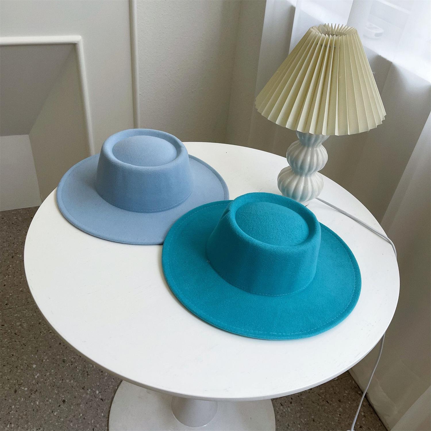 Modern Ribbed Ceramic Gourd Table Lamp White Gloss Desk Light with Linen Shade