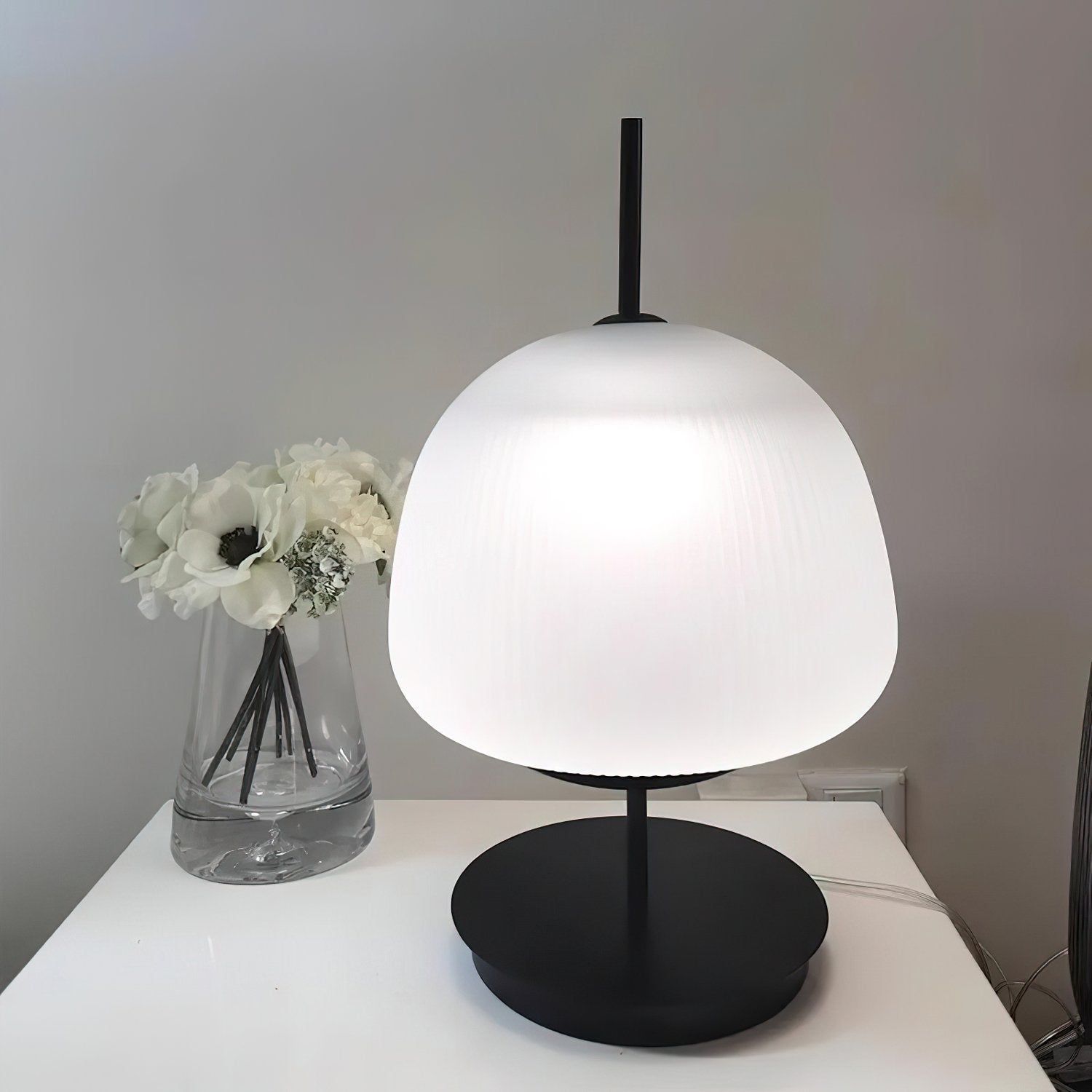 modern-ribbed-glass-table-lamp-with-minimalist-base-for-contemporary-living-spaces