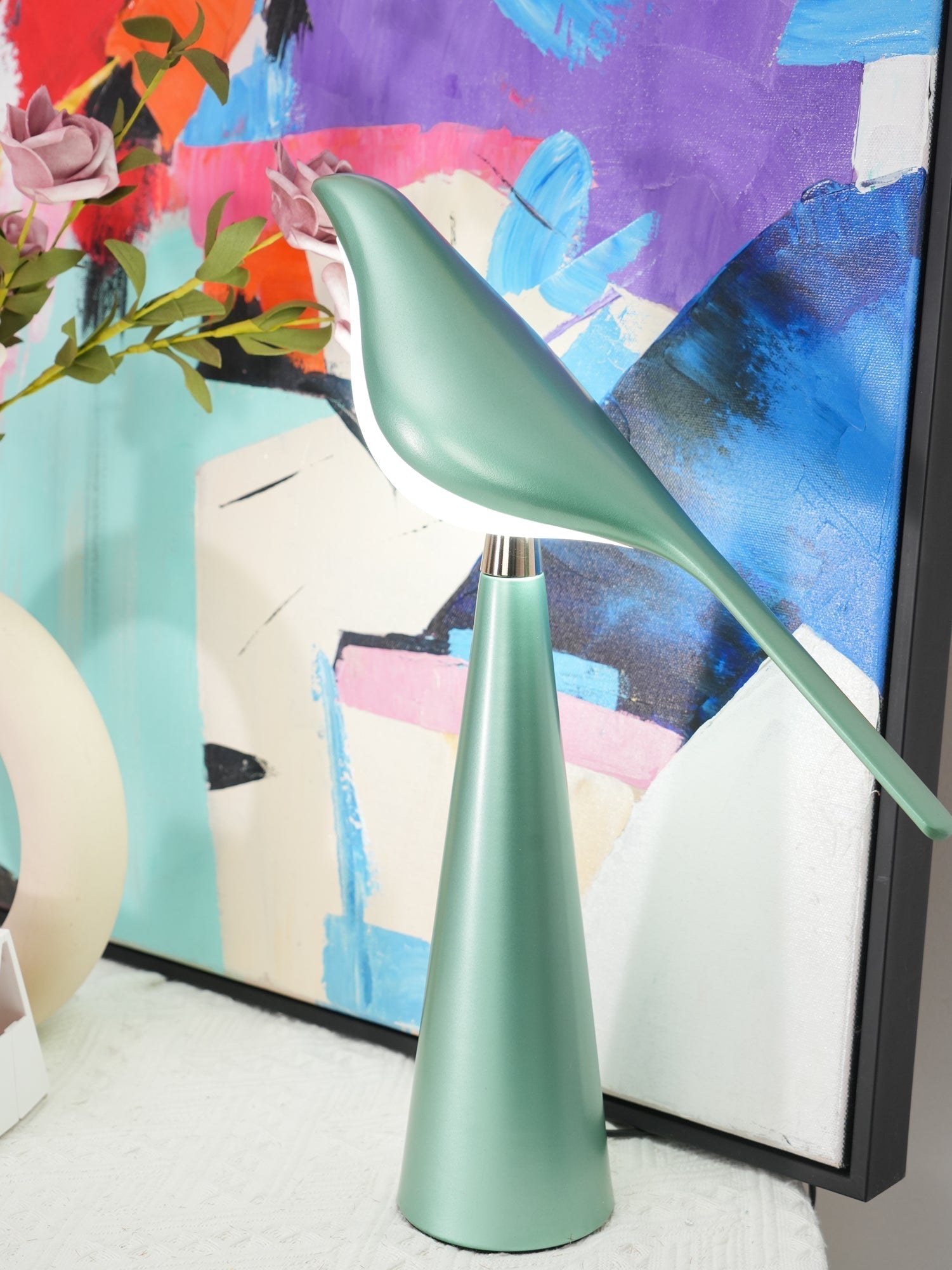 Modern Magpie Art Bird LED Table Lamp Elegant Task Lighting for Bedside and Office