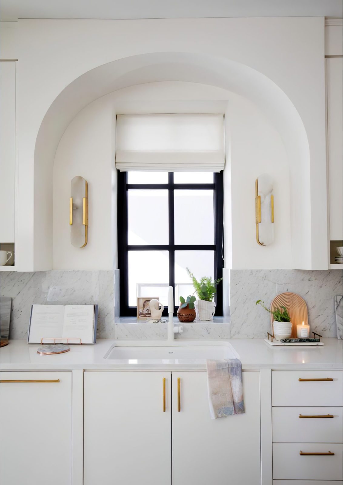modern-elongated-alabaster-wall-sconce-luxury-natural-stone-led-light
