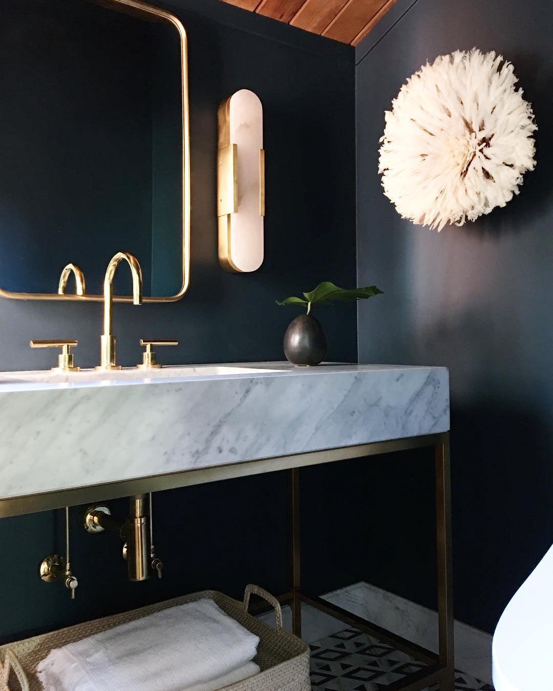 modern-elongated-alabaster-wall-sconce-with-handcrafted-stone-and-brass-finish