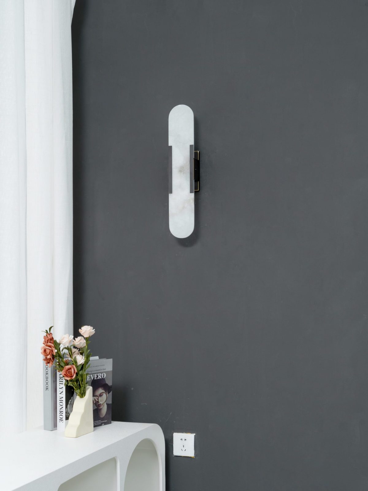 modern-elongated-alabaster-wall-sconce-luxury-natural-stone-led-light
