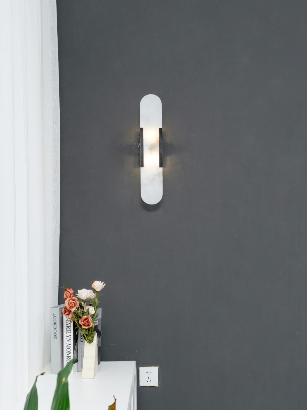 modern-elongated-alabaster-wall-sconce-luxury-natural-stone-led-light