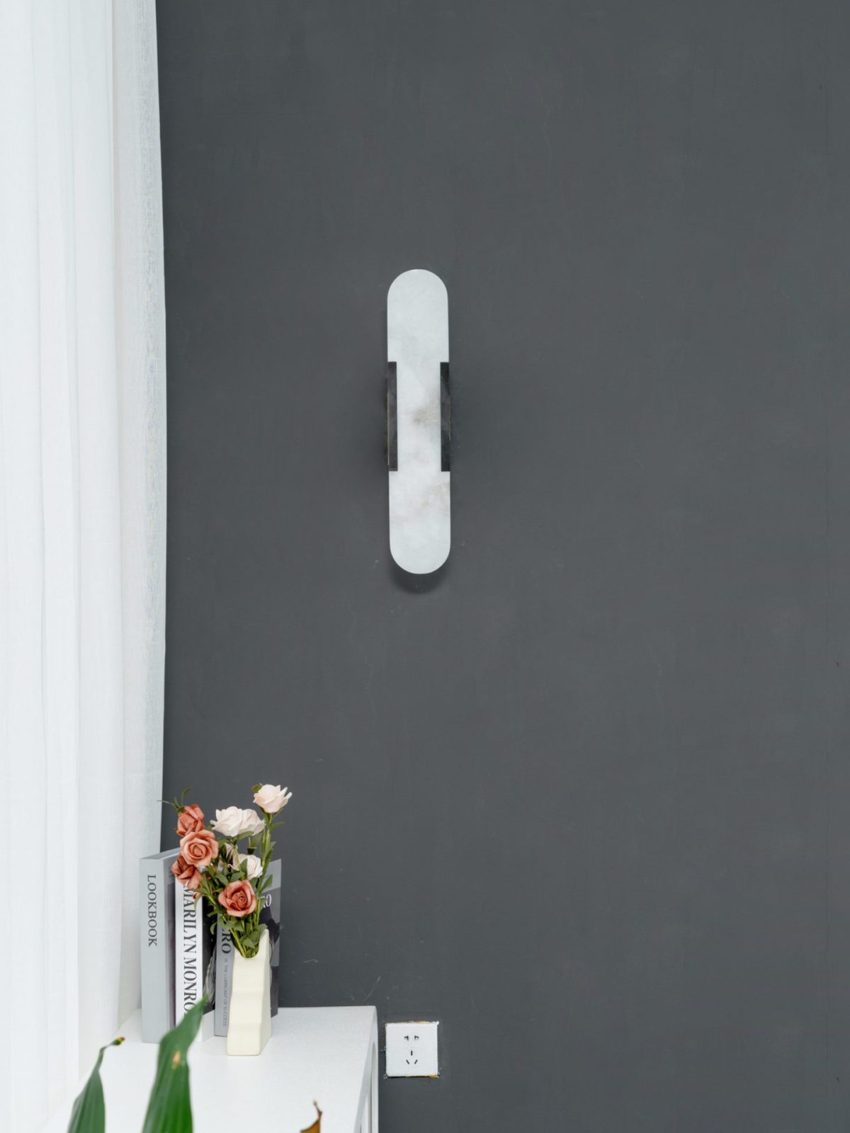 modern-elongated-alabaster-wall-sconce-luxury-natural-stone-led-light