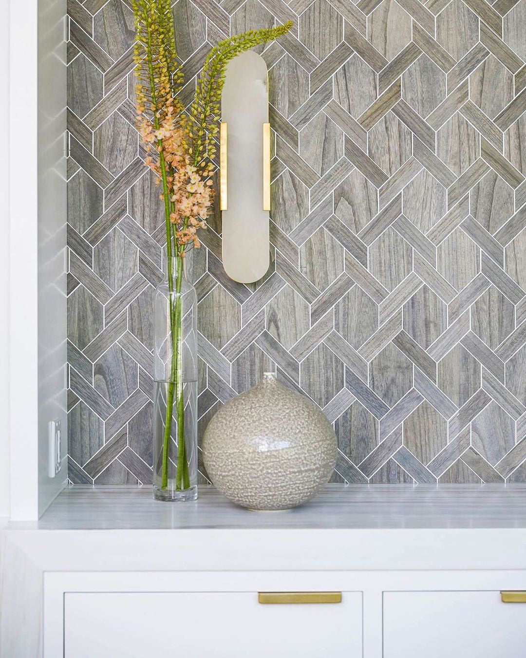 modern-elongated-alabaster-wall-sconce-with-handcrafted-stone-and-brass-finish