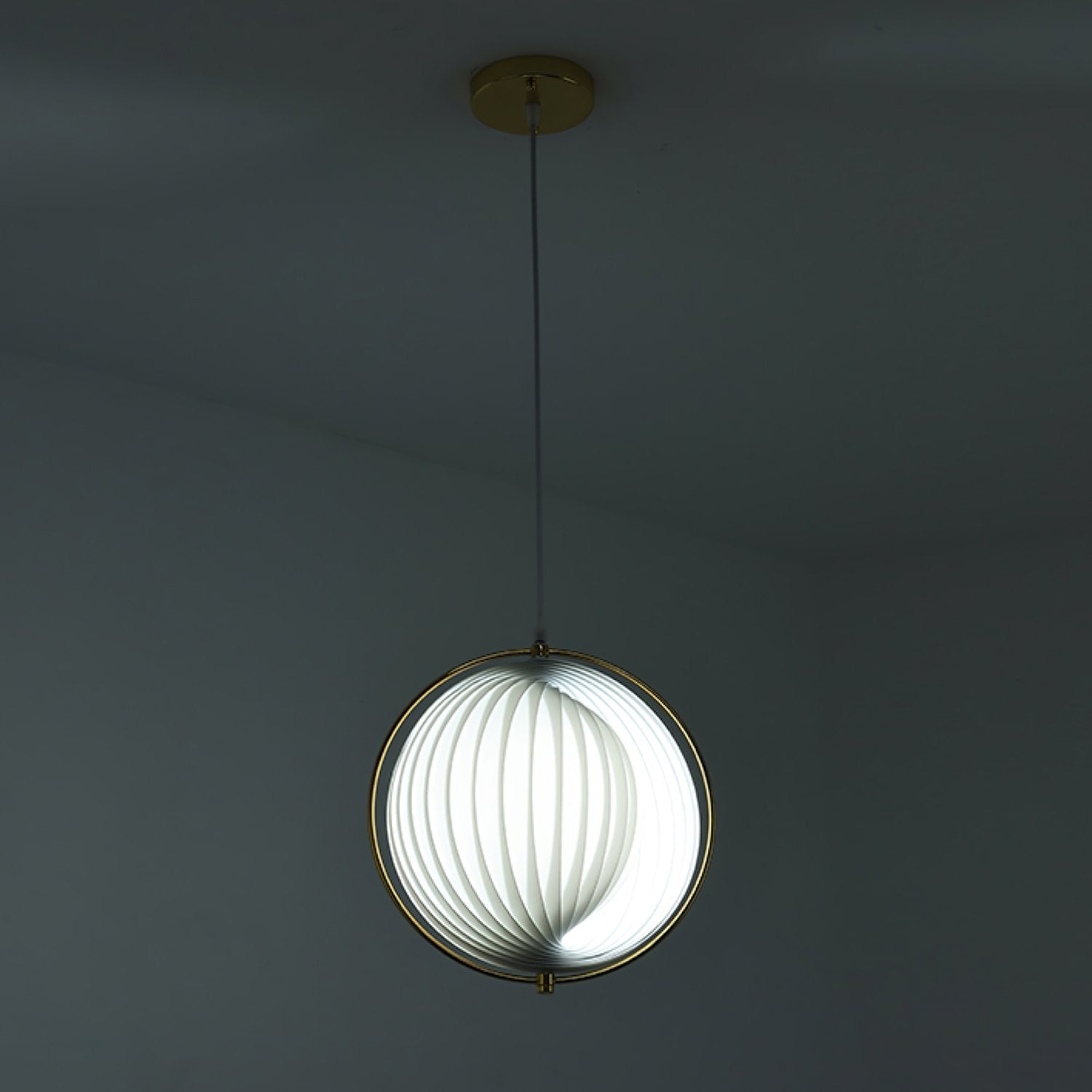 retro-mid-century-moon-kare-table-lamp-with-adjustable-globe-and-metal-base-for-stylish-interiors